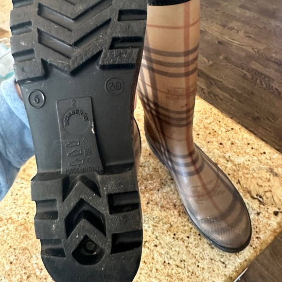 Burberry Rain Boot! Like New size 39 - Picture 2 of 3